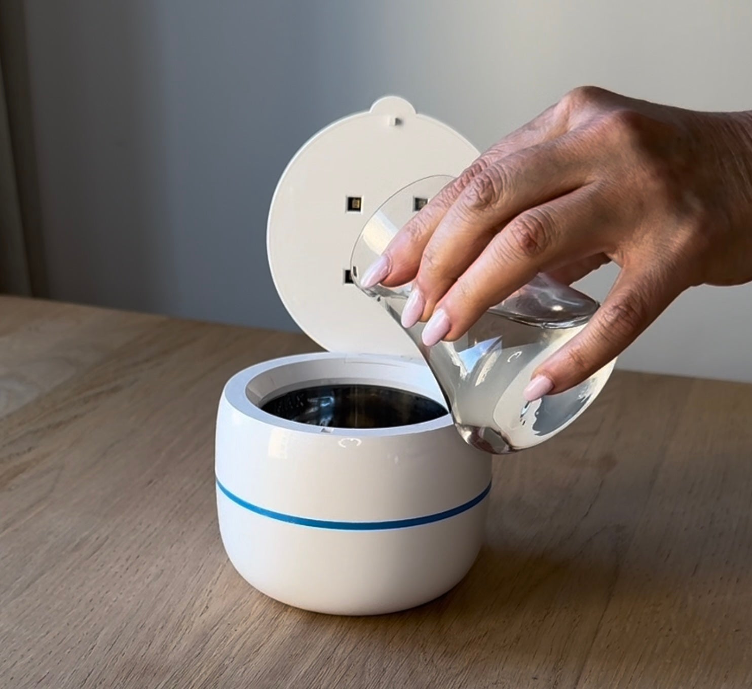 Indlæs video: Guide til brug af HI-GENE ultralydsrenser – trin-for-trin instruktion i, hvordan man fylder maskinen med vand, placerer tandbøjle eller smykke, tænder maskinen og rengør effektivt.
